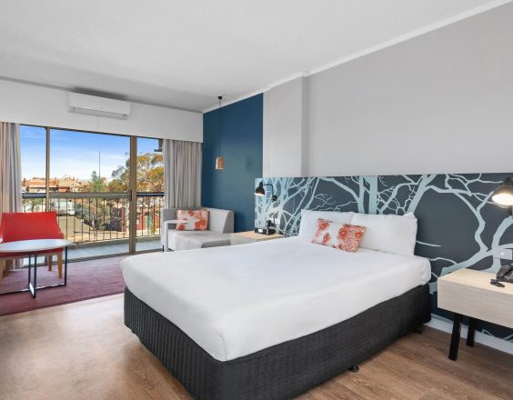 Superior queen room with balcony that looks over Kalgoorlie